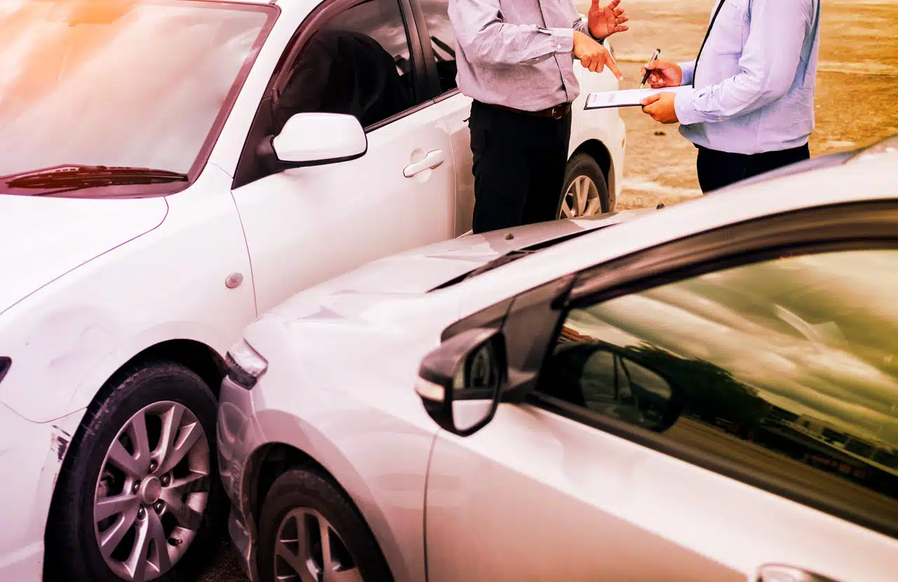 Due auto coinvolte in un tamponamento mentre gli assicurati compilano la constatazione amichevole o