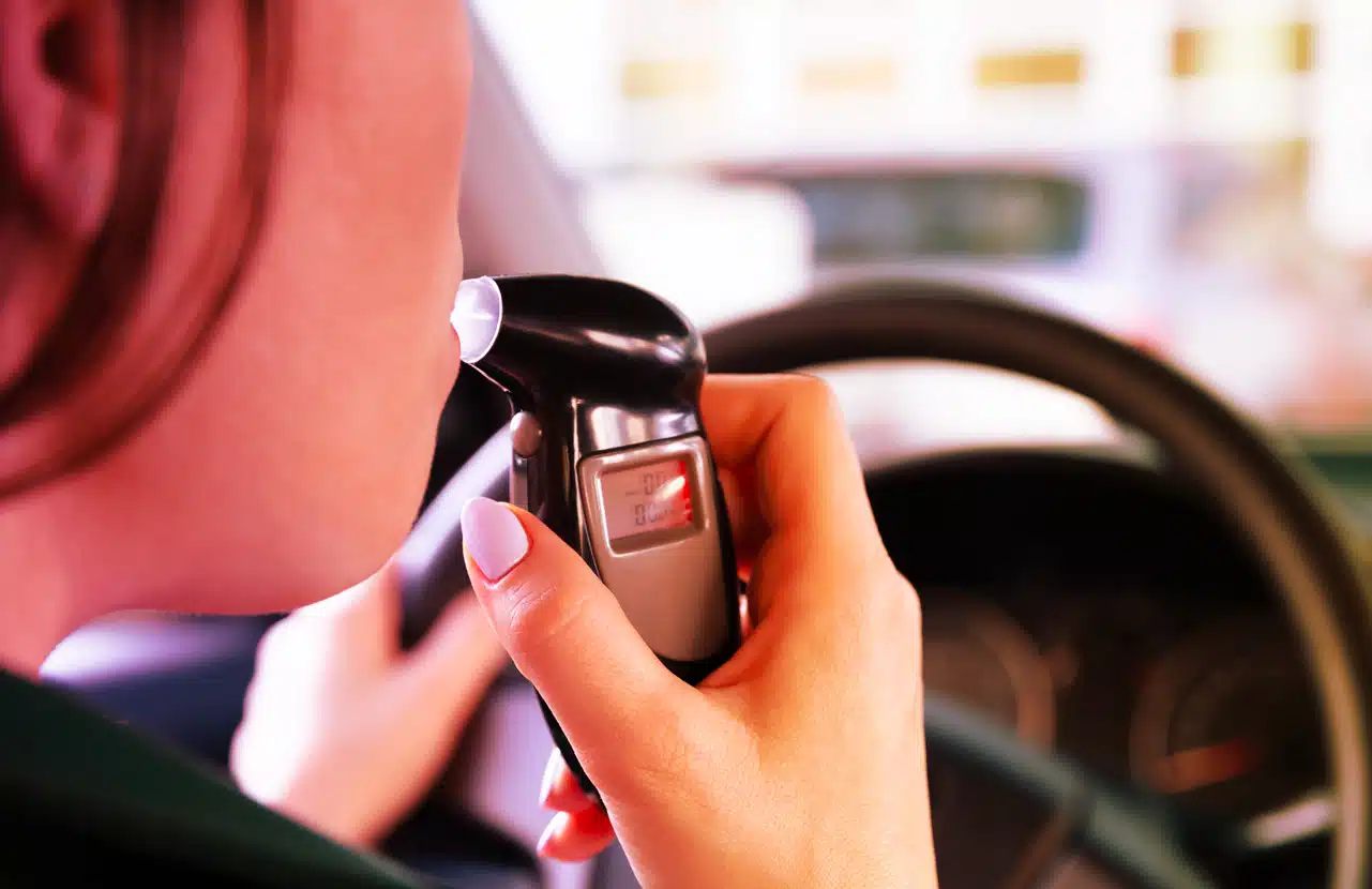 Automobilista soffia nell’alcolock per il controllo del tasso alcolemico