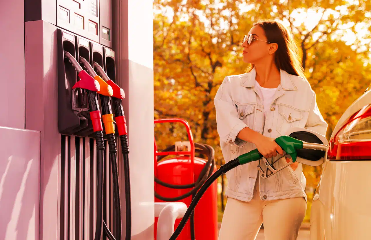 Rifornimento di carburante alla pompa di benzina
