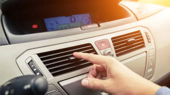 Come utilizzare il climatizzatore dell'auto in estate