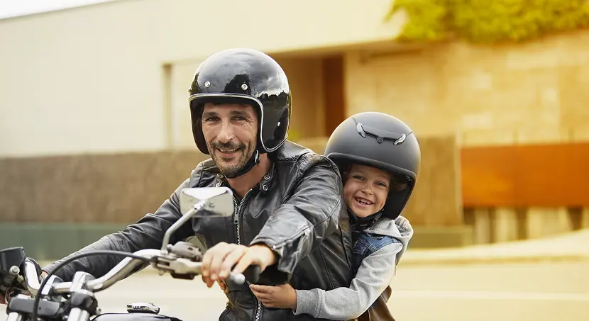 Come trasportare i bambini in moto: età e regole