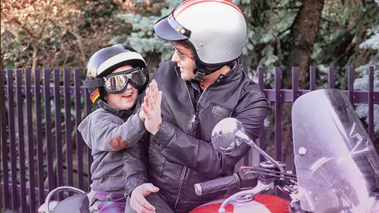 Come trasportare i bambini in moto